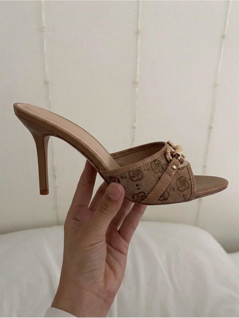 Women’s Open-Toe Kitten Heeled Slide with Gold Buckle Size 7 Brown and Beige - Picture 3 of 4
